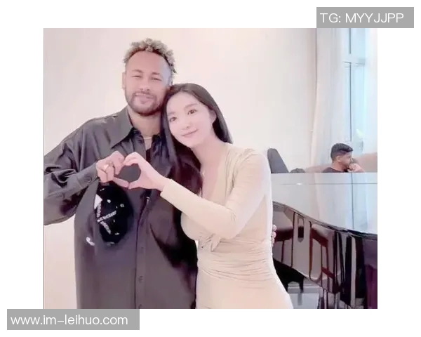 内马尔携家人共度甜蜜时光演唱会现场与女友亲密互动引热议